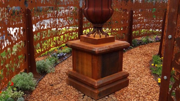 En clin d’œil à la Renaissance, un OlfactoTrophée©, vase Médicis de 2,23 m de haut. Sa forme ancestrale en grillage à poules, rempli en référence à Bacchus, est une mangeoire généreuse pour les oiseaux.© C. Julhiet-Détroyat/C. Pasquer